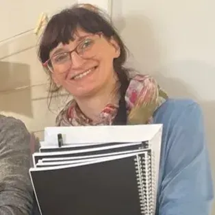 Zdjęcie z dyplomem pedagogiki Montessori