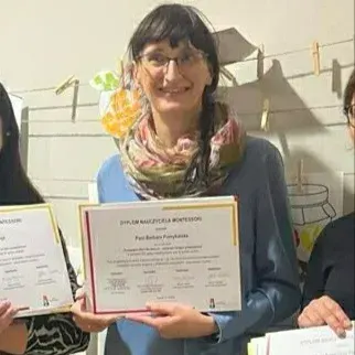 Drugie zdjęcie z dyplomem pedagogiki Montessori